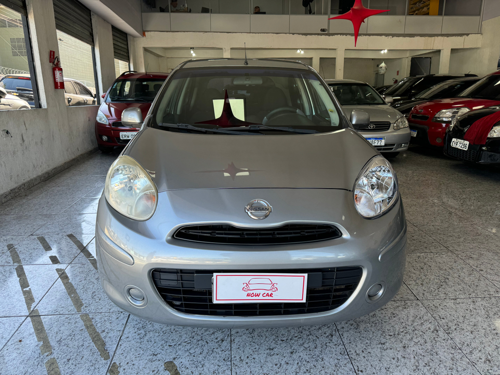 Nissan March Cinza