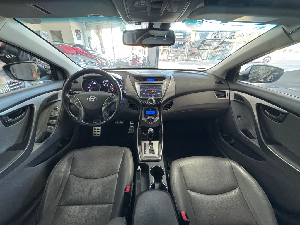 Hyundai Elantra Preto