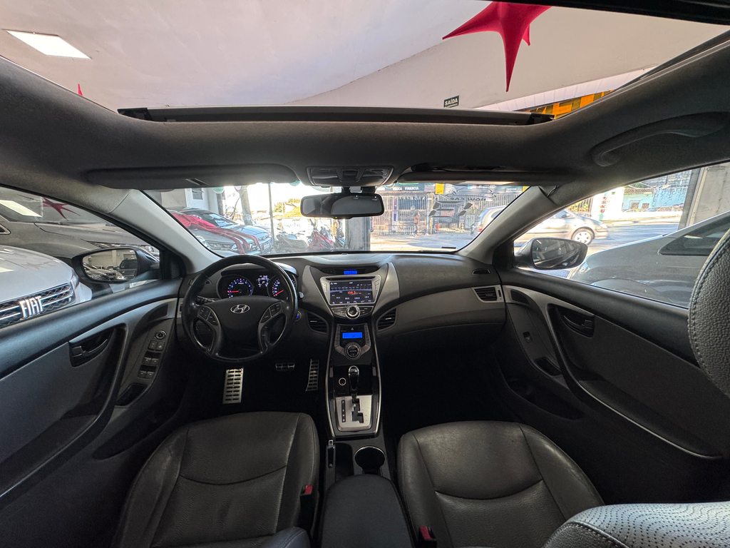 Hyundai Elantra Preto
