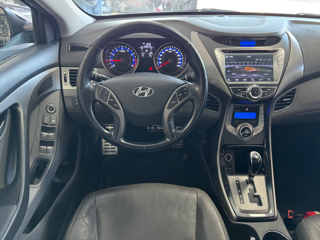 Hyundai Elantra Preto