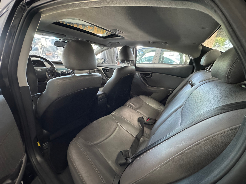 Hyundai Elantra Preto