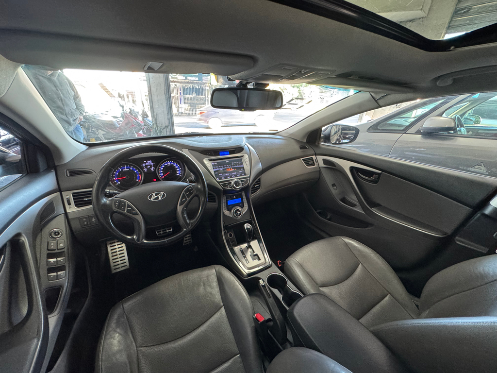 Hyundai Elantra Preto