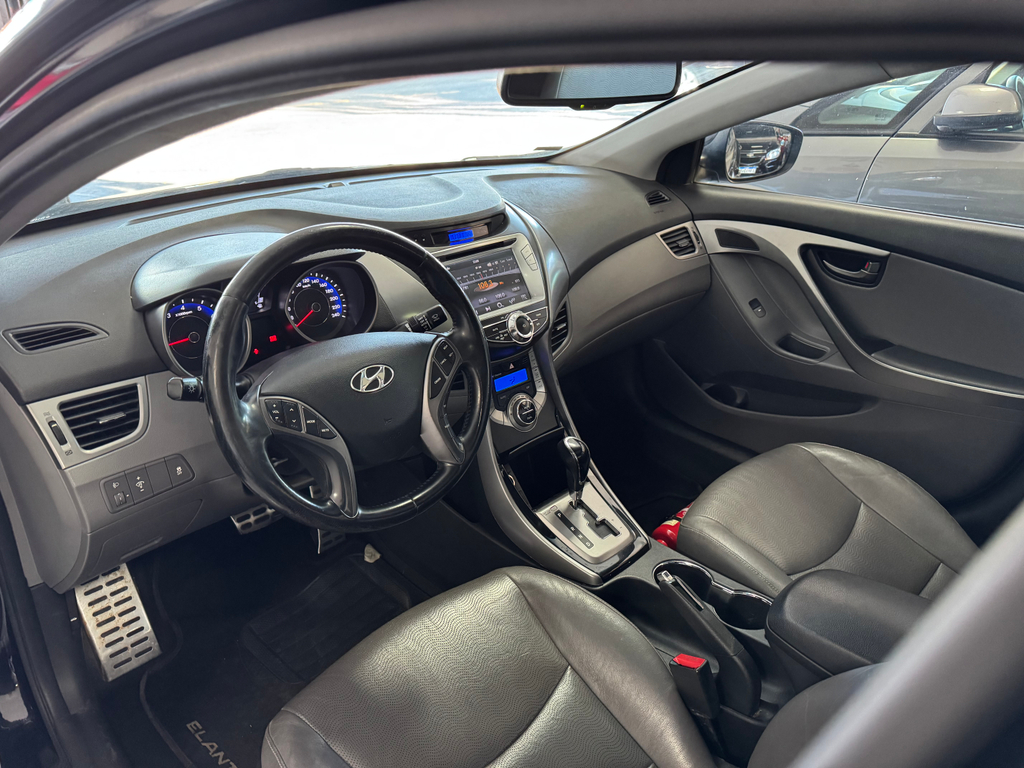 Hyundai Elantra Preto