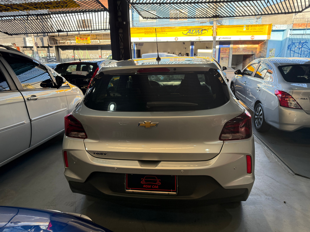 Chevrolet Onix Prata
