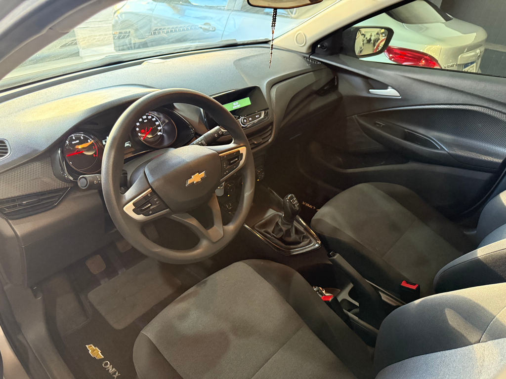 Chevrolet Onix Prata