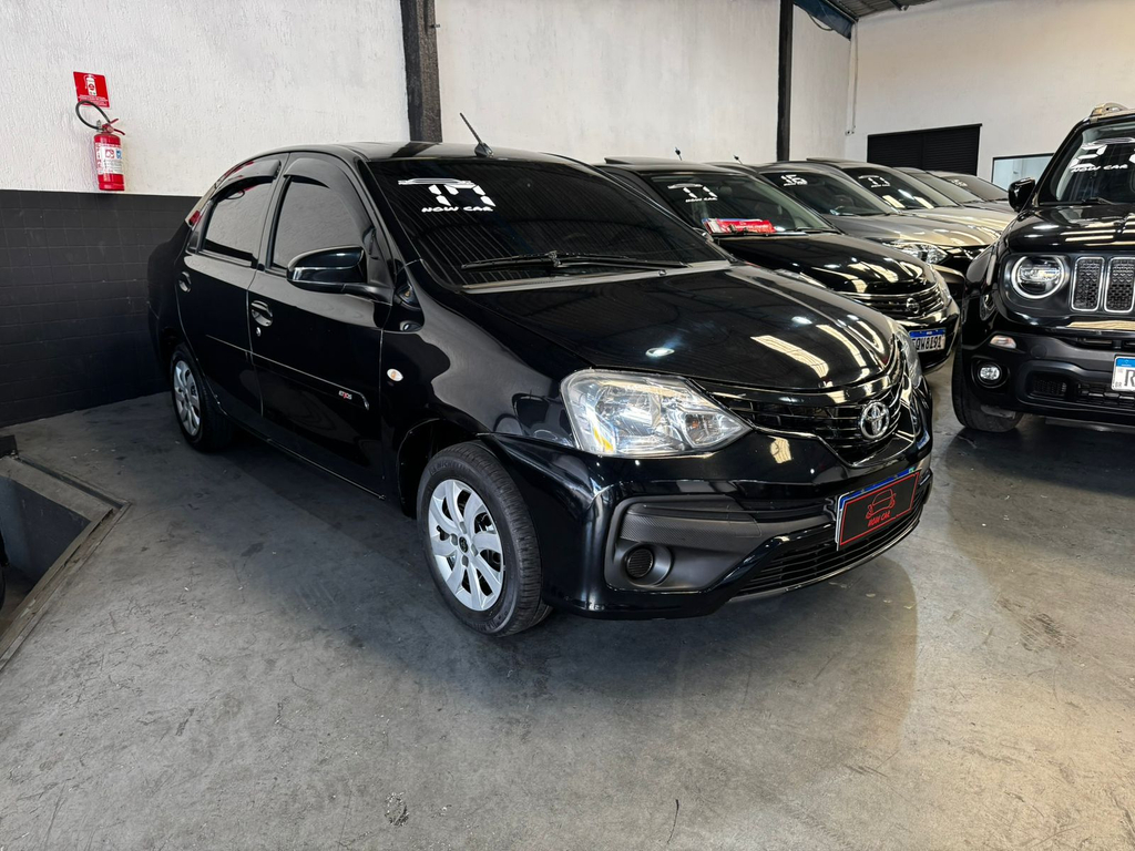 Toyota ETIOS Preto