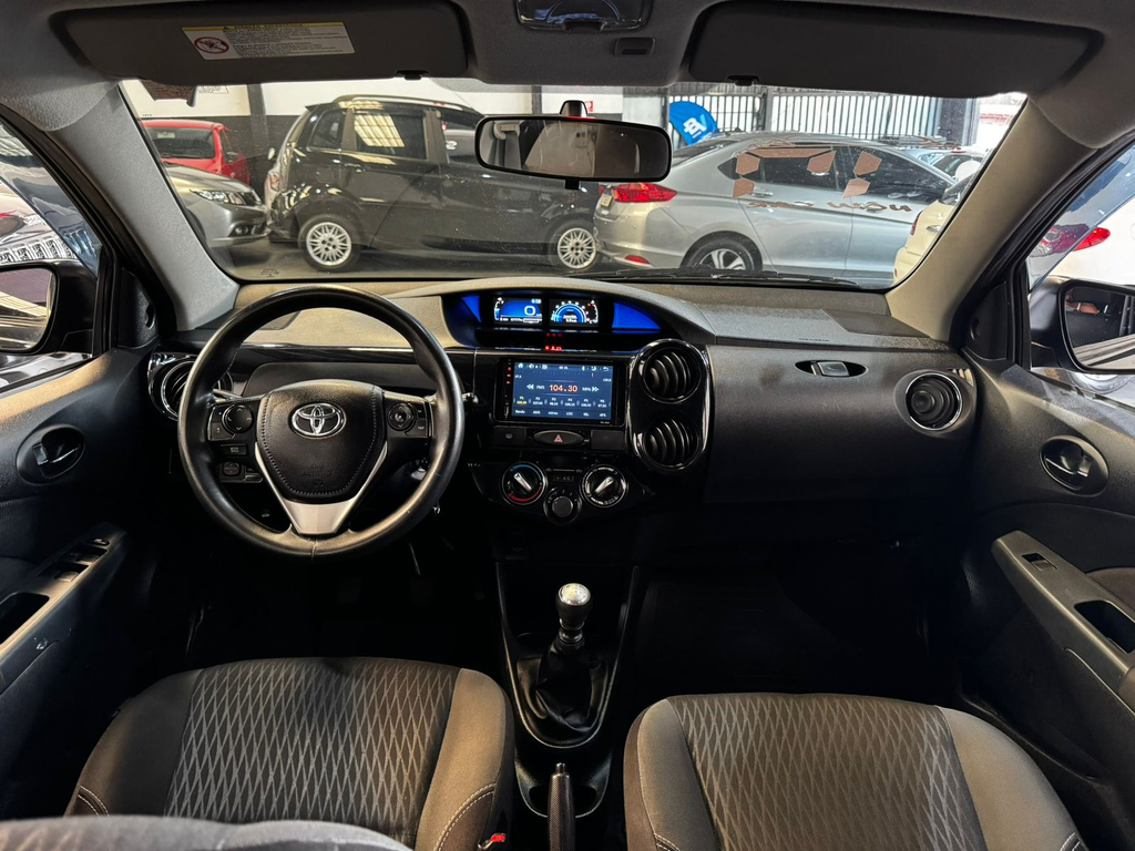 Toyota ETIOS Preto