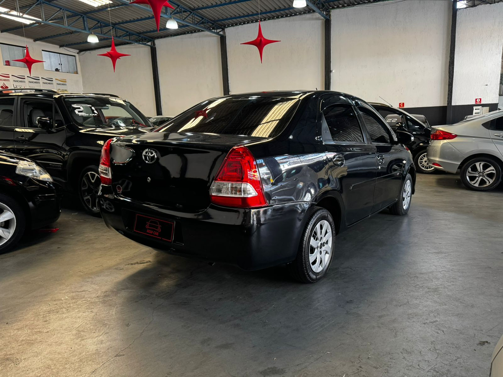 Toyota ETIOS Preto