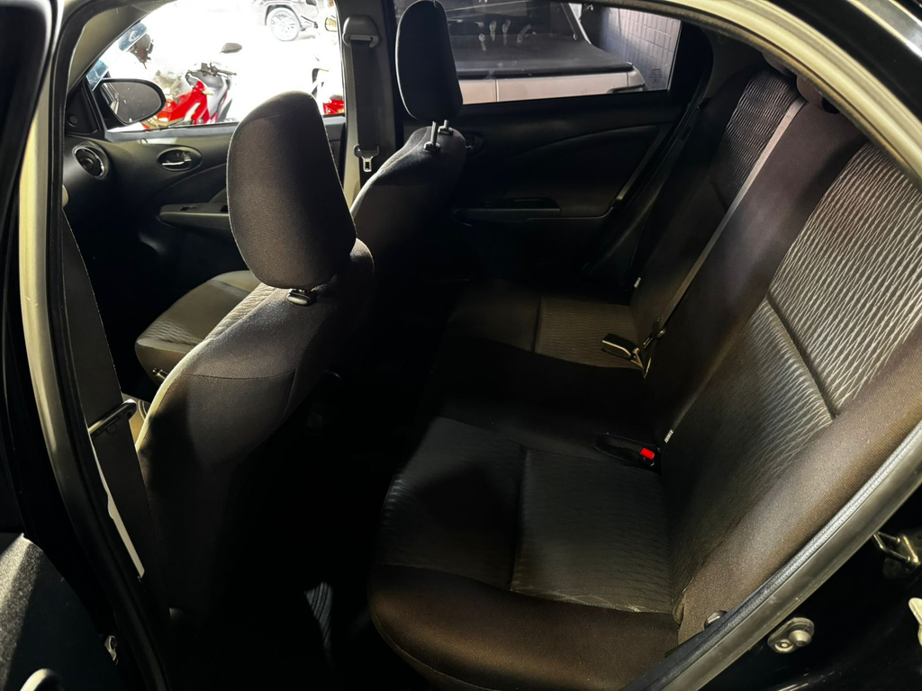 Toyota ETIOS Preto
