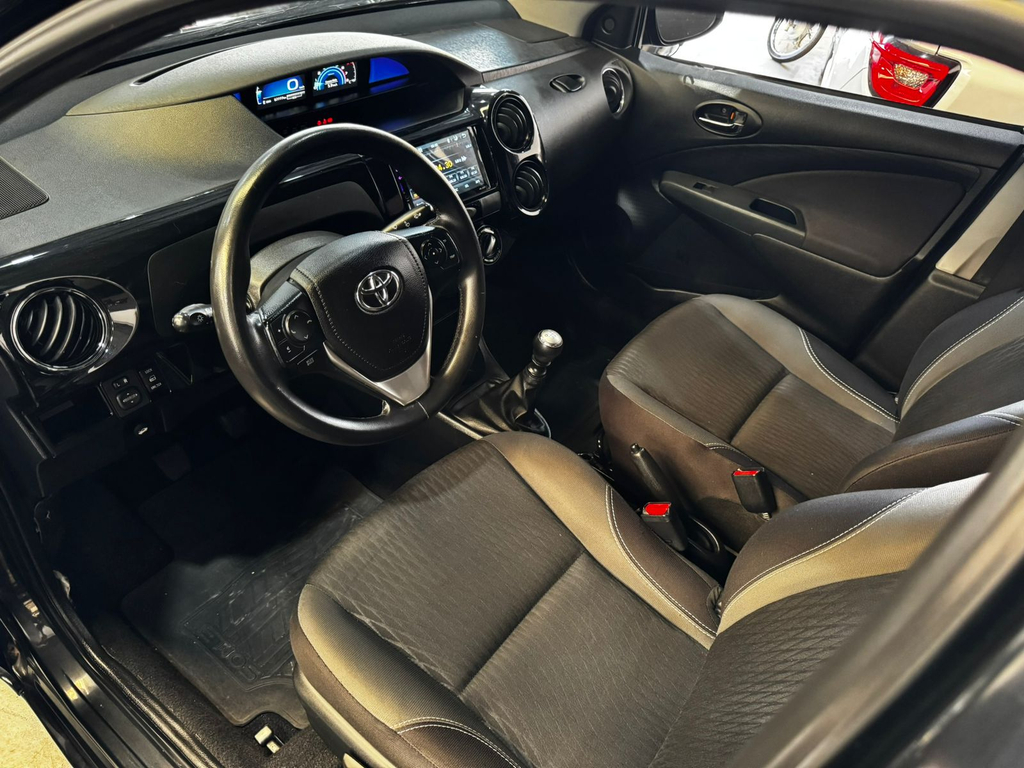 Toyota ETIOS Preto