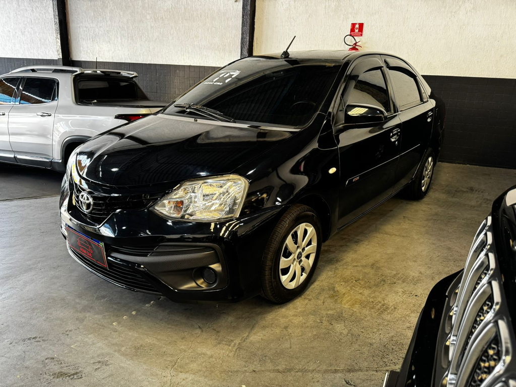 Toyota ETIOS Preto