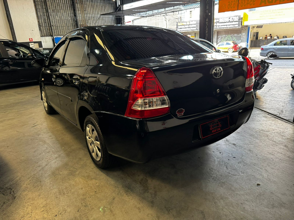Toyota ETIOS Preto