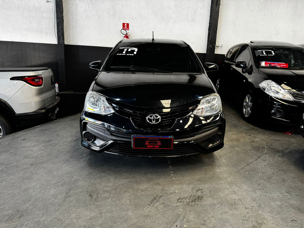 Toyota ETIOS Preto