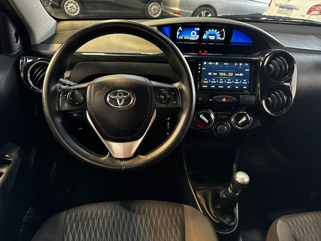 Toyota ETIOS Preto