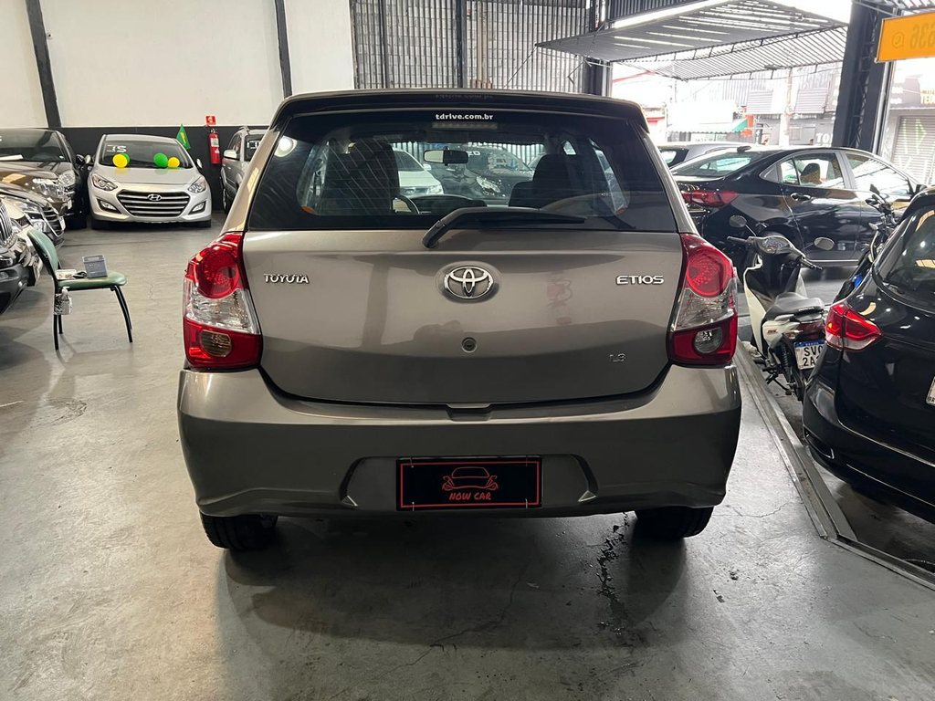 Toyota ETIOS Cinza