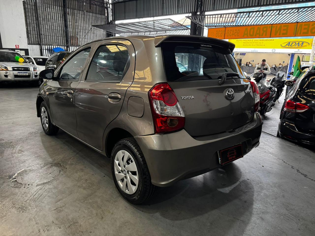 Toyota ETIOS Cinza