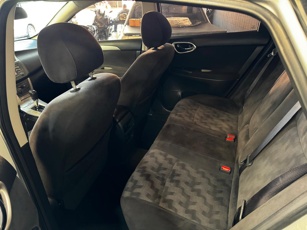 Nissan Sentra Prata