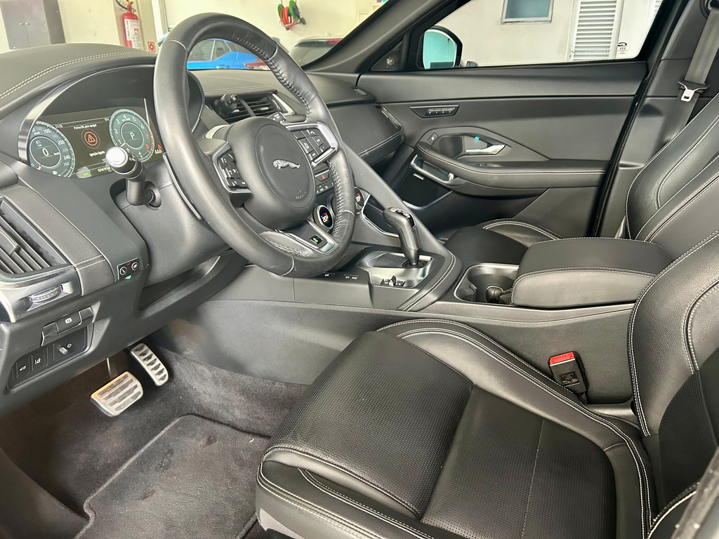 Jaguar E-Pace Cinza