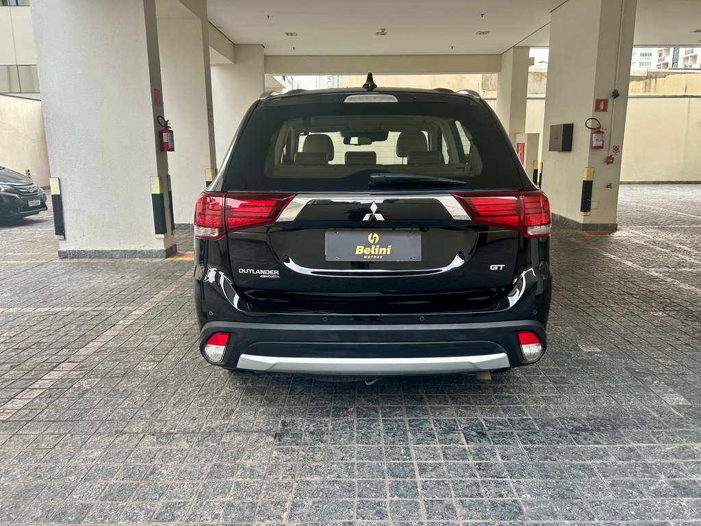 Mitsubishi Outlander Preto