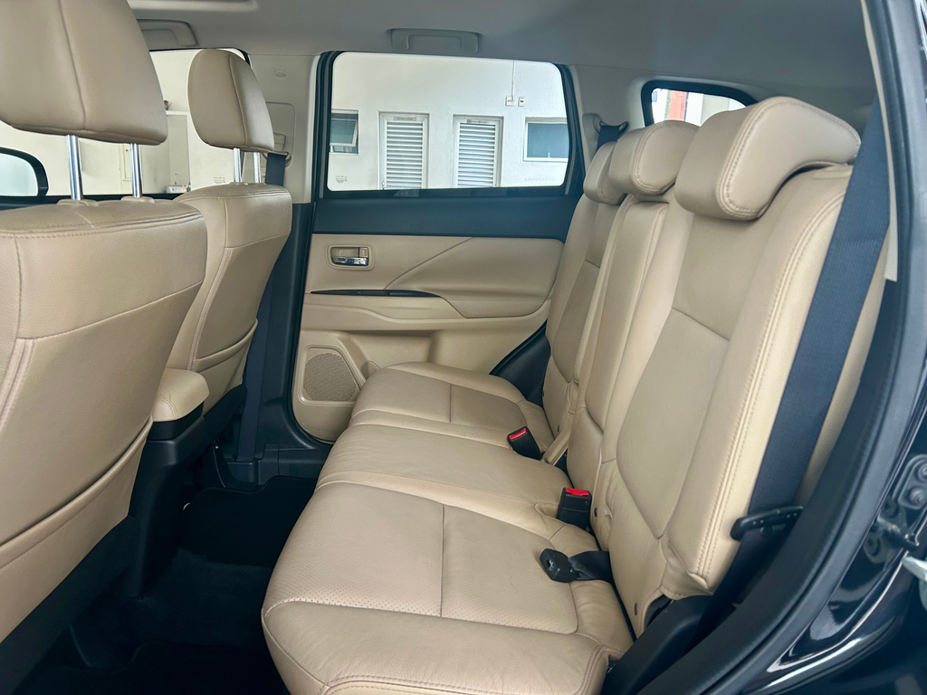 Mitsubishi Outlander Preto
