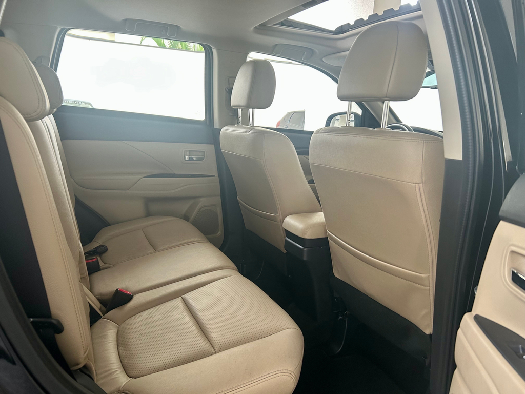 Mitsubishi Outlander Preto