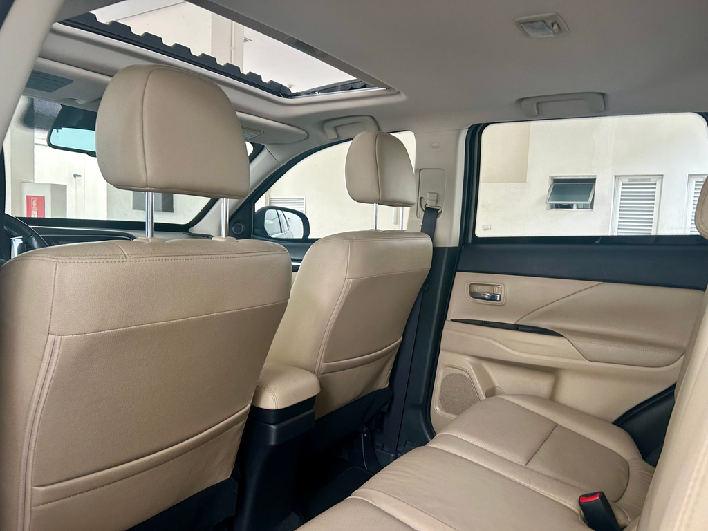 Mitsubishi Outlander Preto