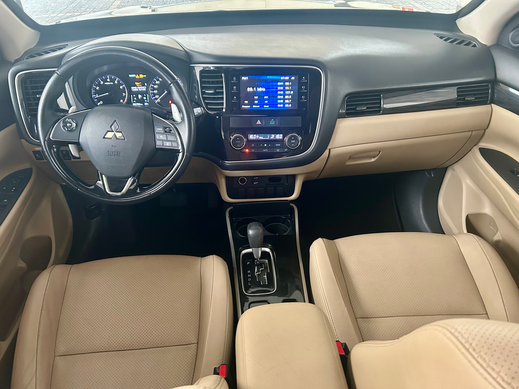 Mitsubishi Outlander Preto