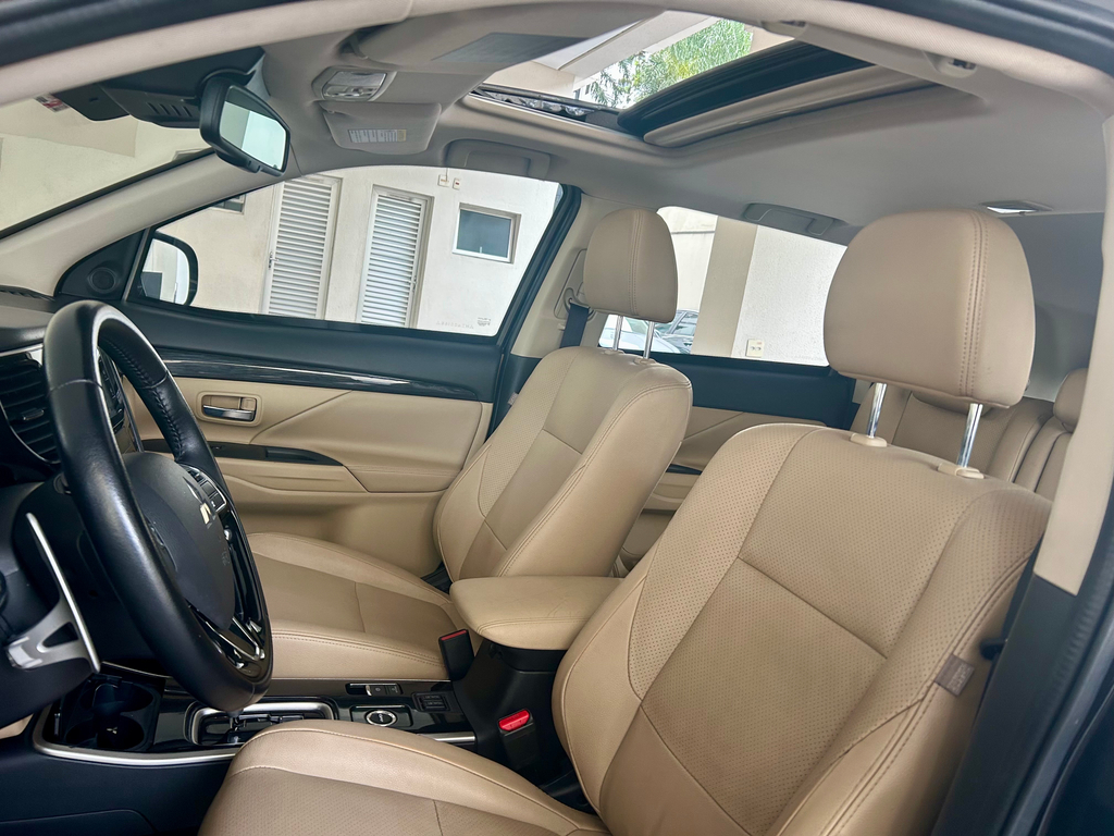 Mitsubishi Outlander Preto