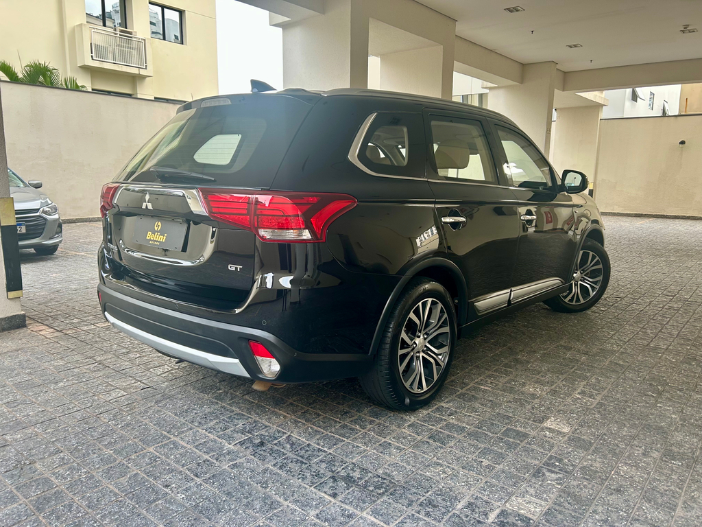 Mitsubishi Outlander Preto