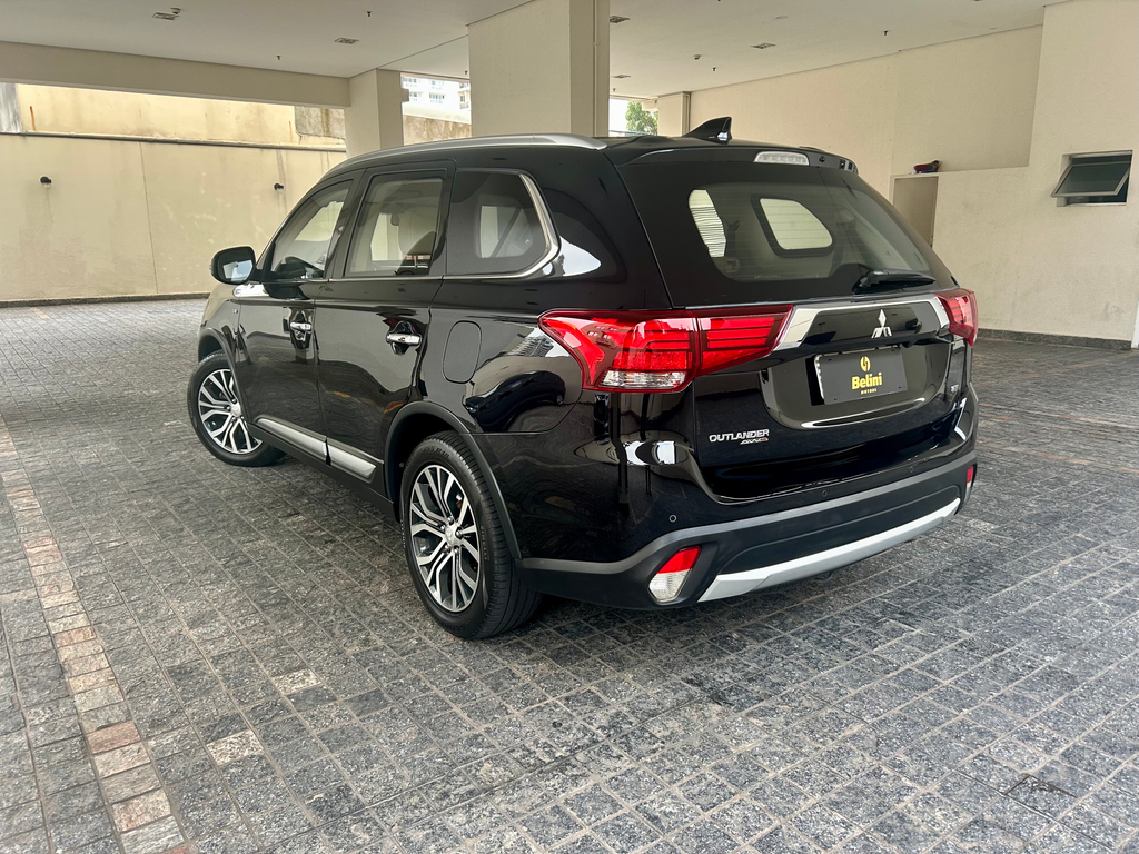 Mitsubishi Outlander Preto