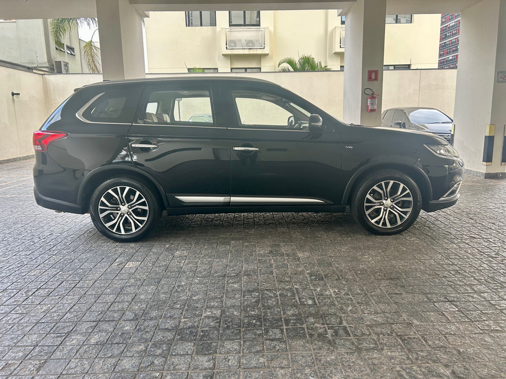 Mitsubishi Outlander Preto