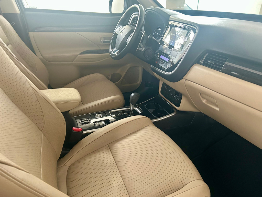 Mitsubishi Outlander Preto