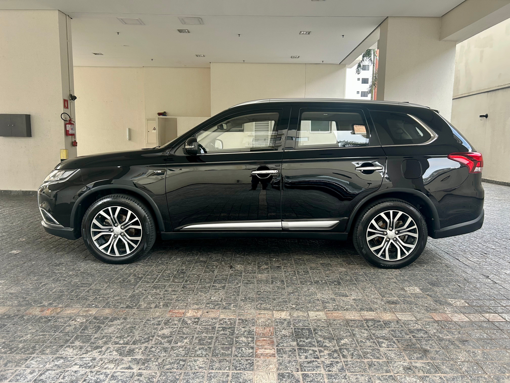 Mitsubishi Outlander Preto