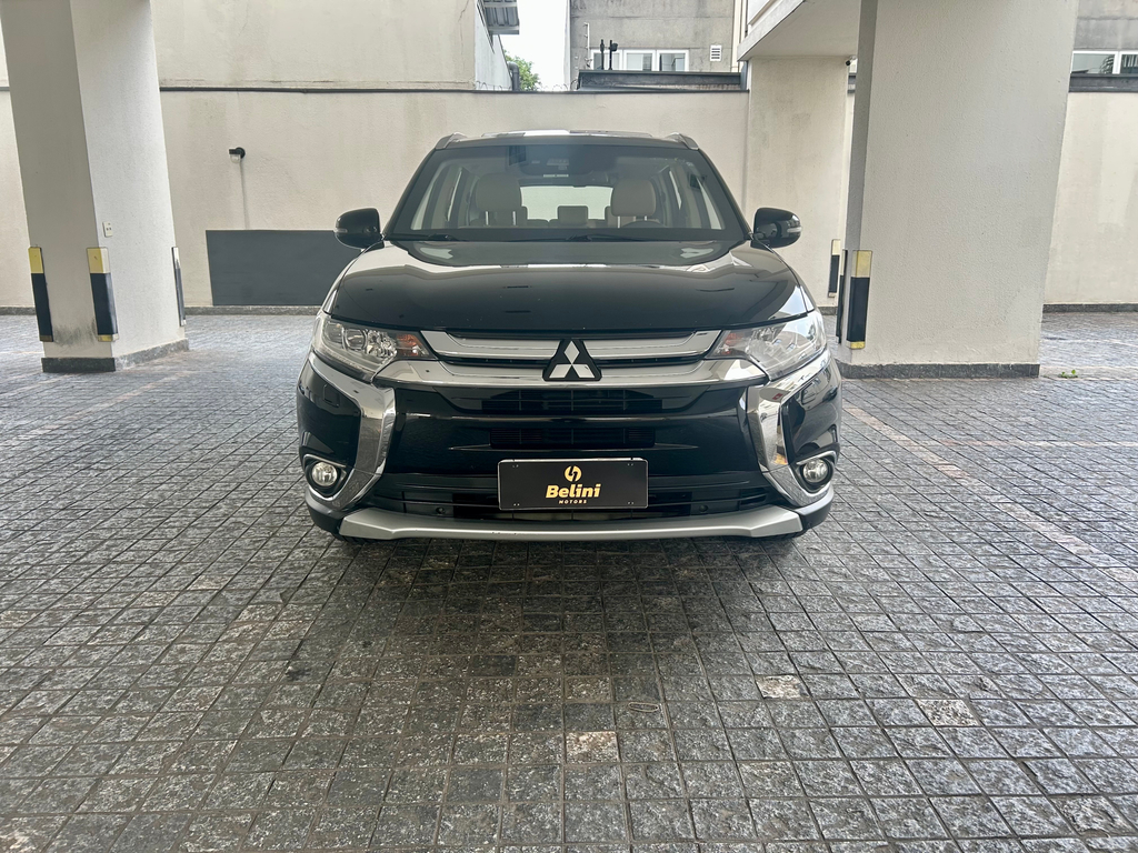 Mitsubishi Outlander Preto