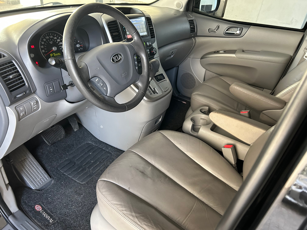 Kia Carnival Preto