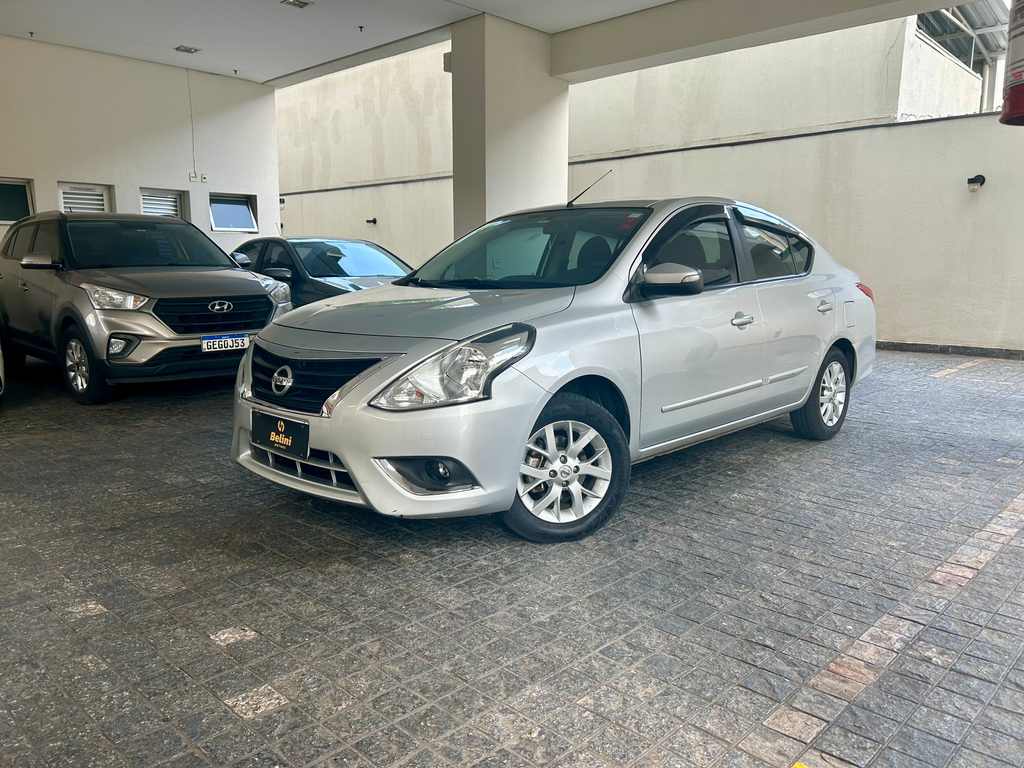 Nissan Versa Prata
