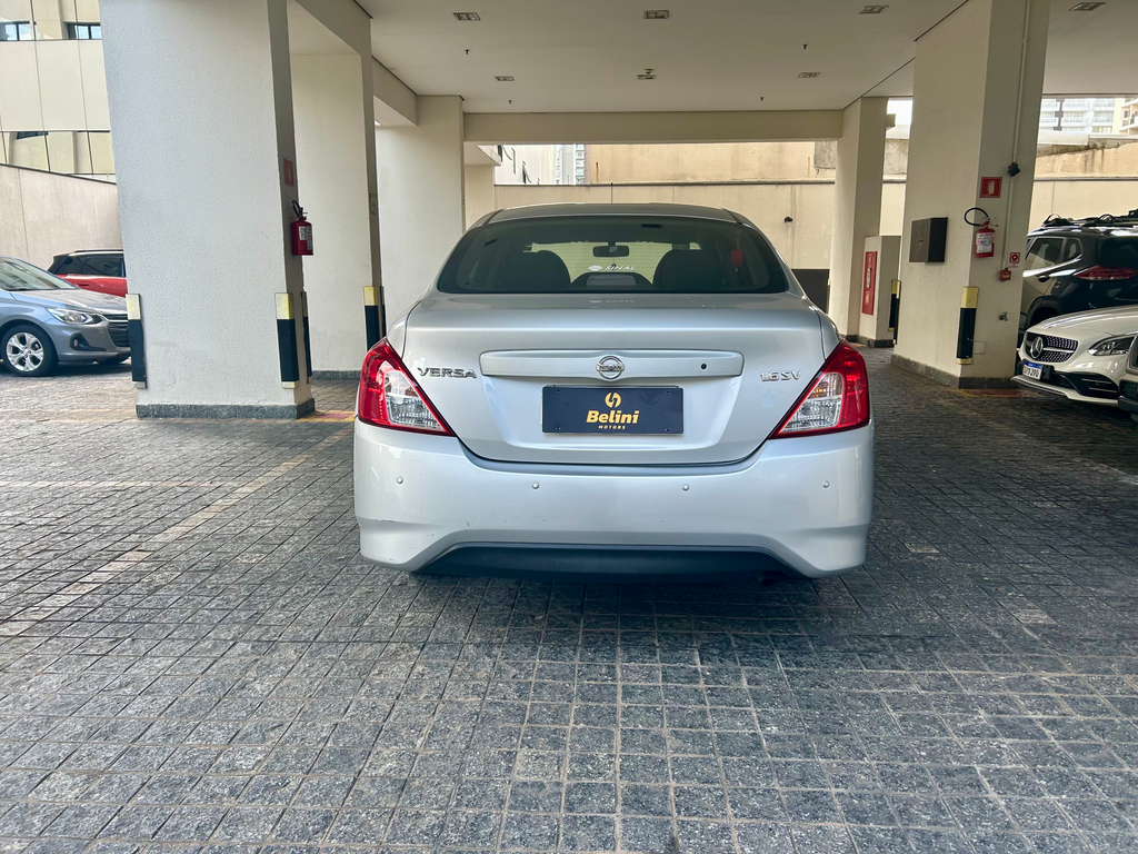 Nissan Versa Prata