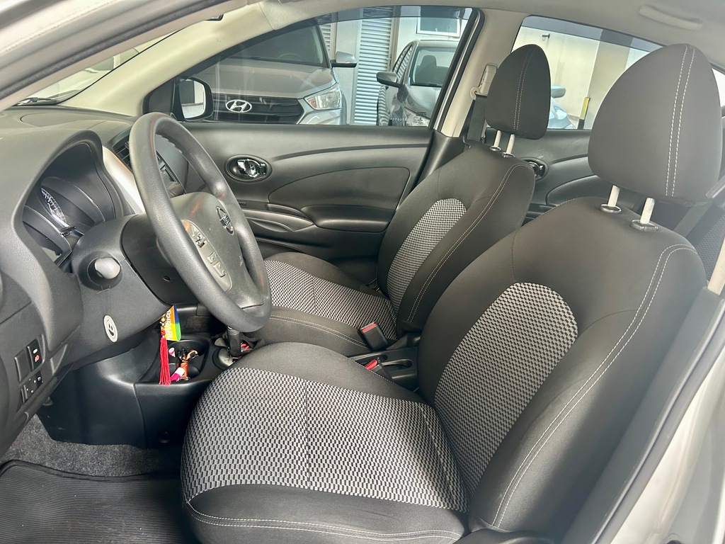 Nissan Versa Prata