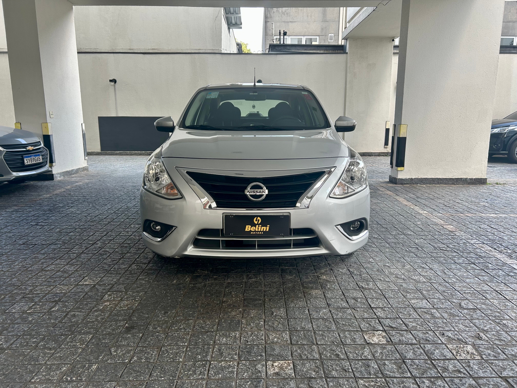 Nissan Versa Prata