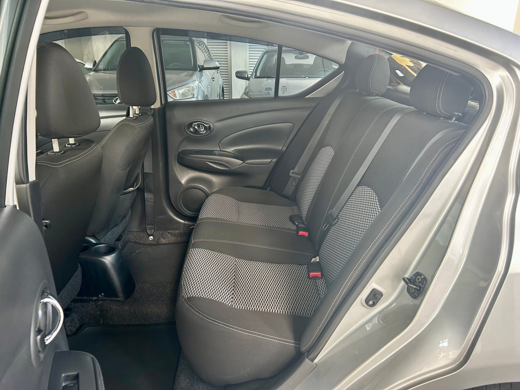 Nissan Versa Prata
