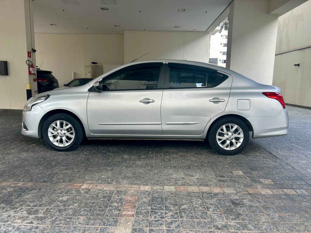 Nissan Versa Prata