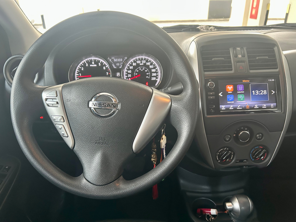 Nissan Versa Prata