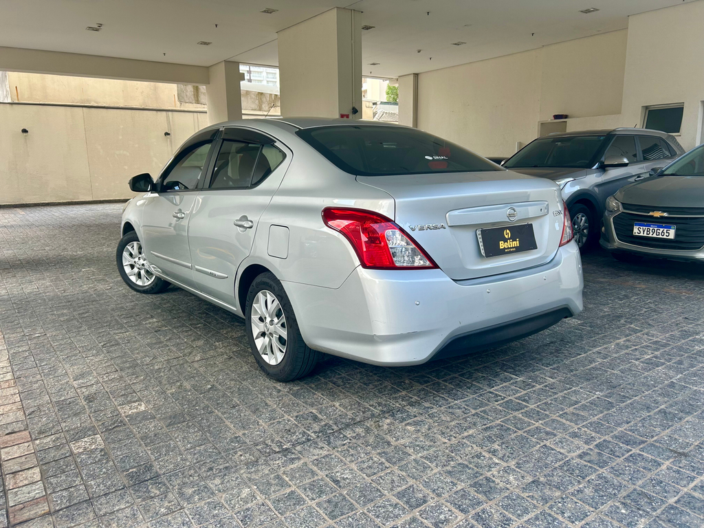 Nissan Versa Prata