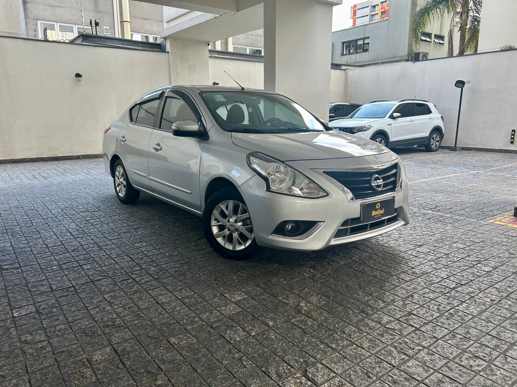 Nissan Versa Prata