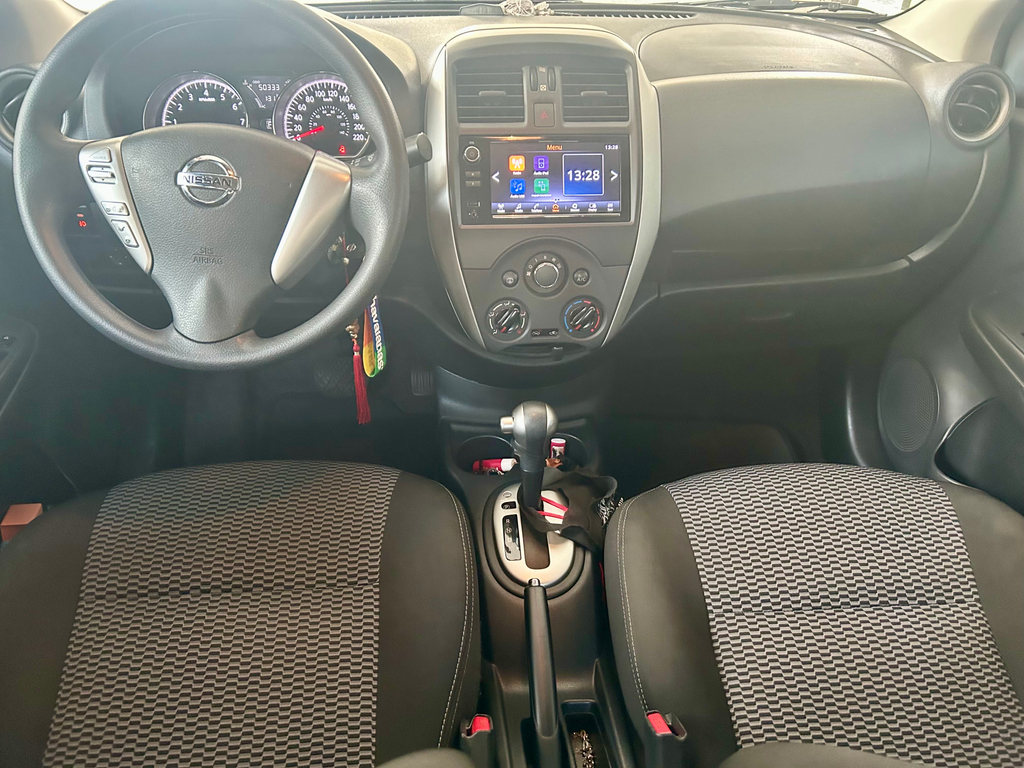 Nissan Versa Prata