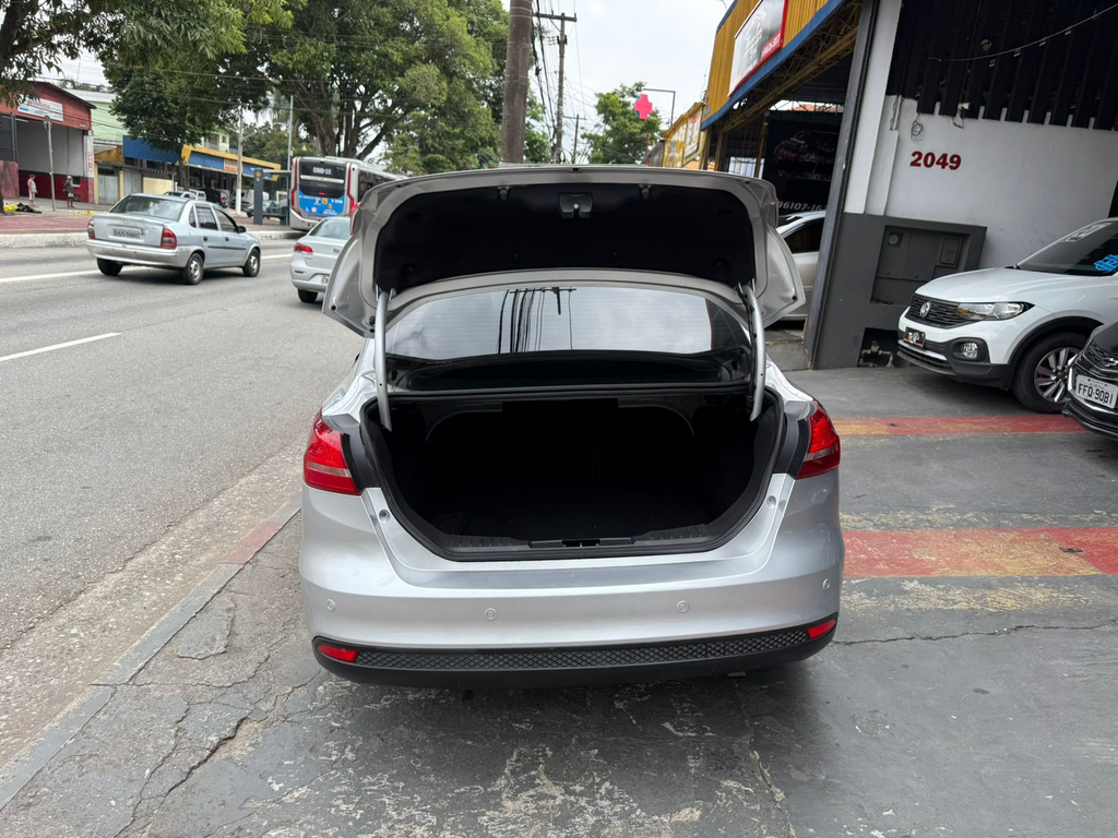 Ford Focus Sedan Prata