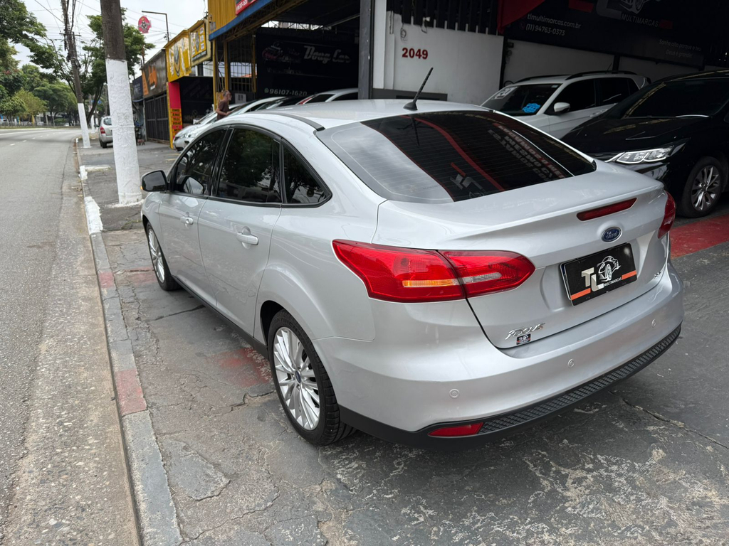 Ford Focus Sedan Prata