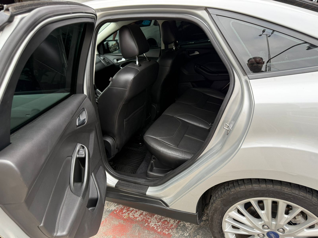 Ford Focus Sedan Prata