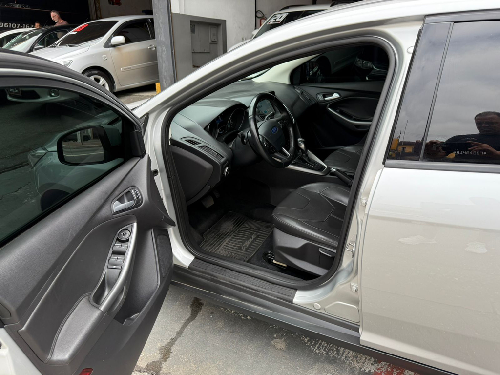 Ford Focus Sedan Prata