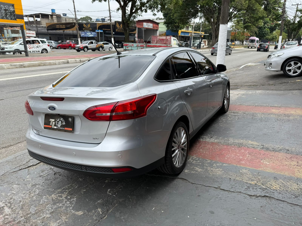 Ford Focus Sedan Prata